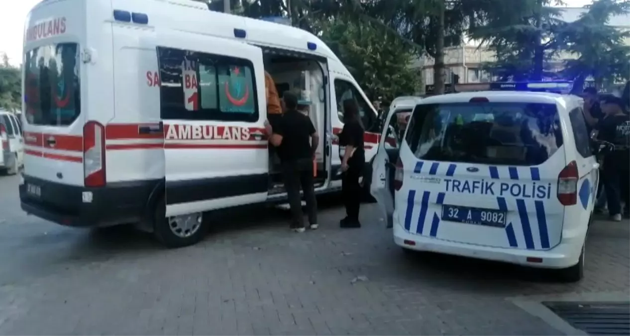 Isparta\'da motosiklet ve otomobil çarpışması: 2 yaralı