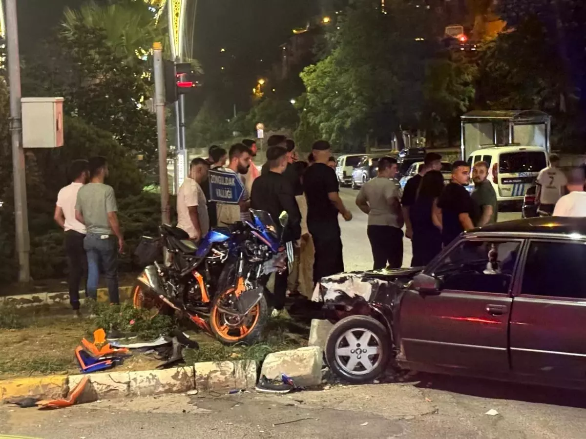 Zonguldak\'ta Motosiklet ile Otomobil Kavşakta Çarpıştı