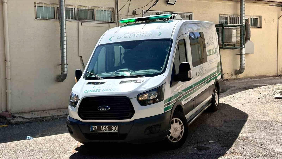 Gaziantep\'te Otomobilin Traktöre Arkadan Çarpması Sonucu 2 Kişi Hayatını Kaybetti