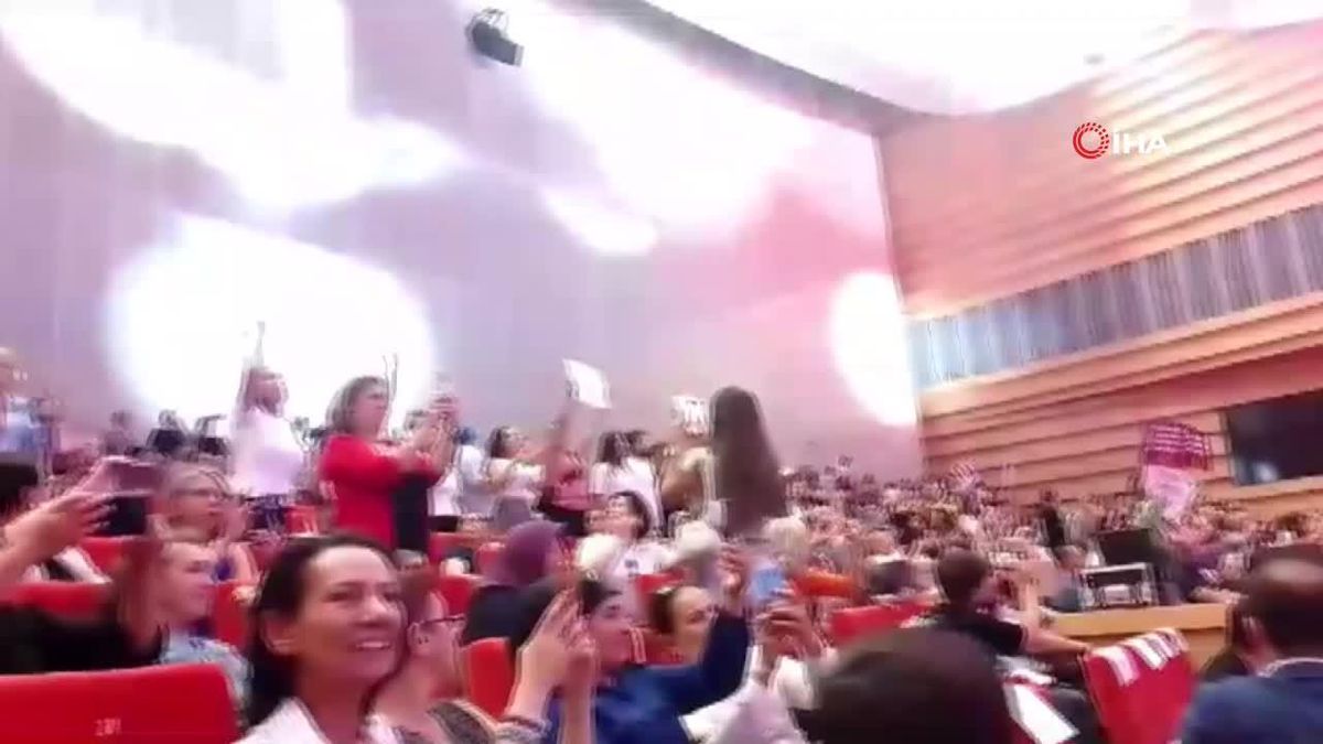 Özel\'e alkışlı ve düdüklü protesto