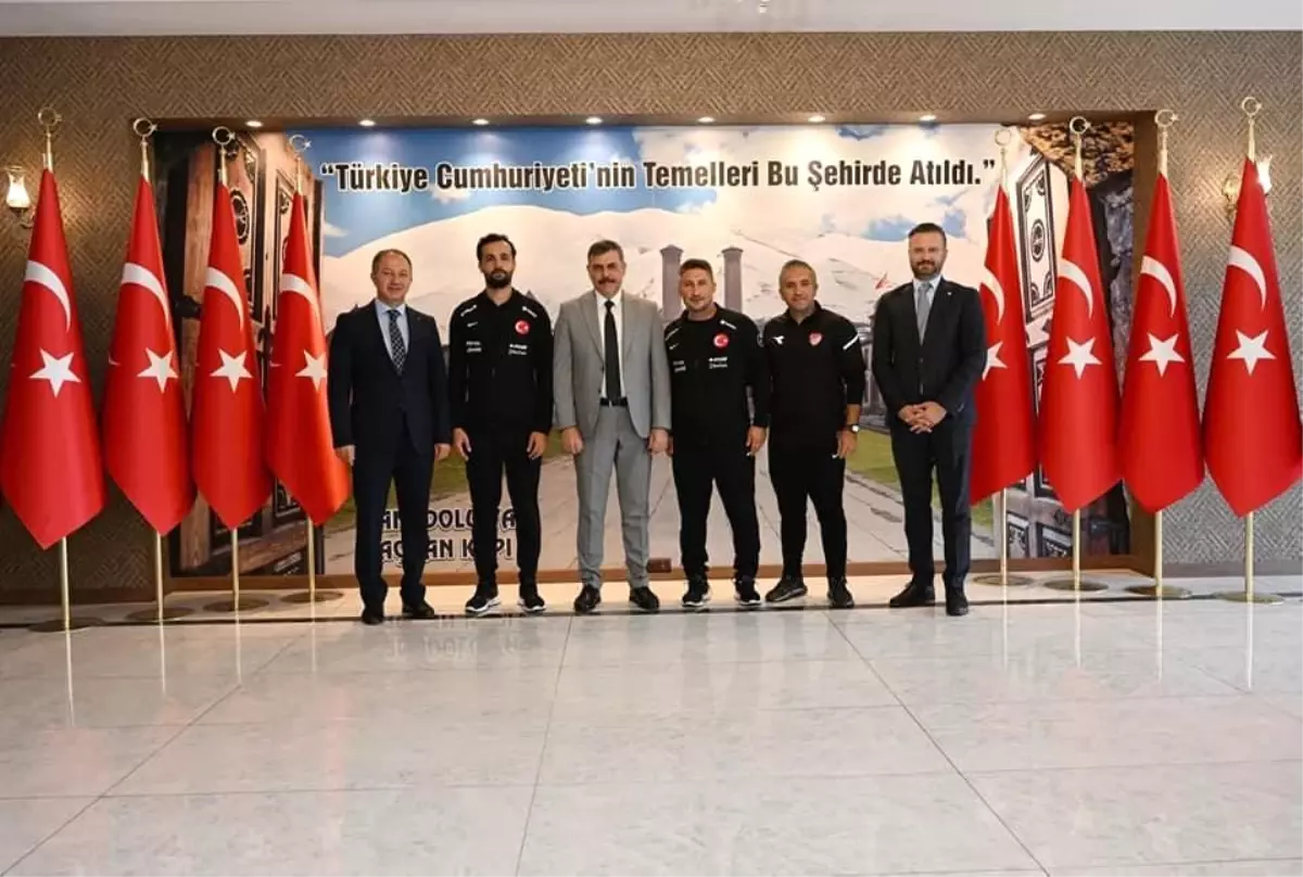 19 Yaş Altı Milli Futbol Takımı Erzurum Valisi\'ni ziyaret etti