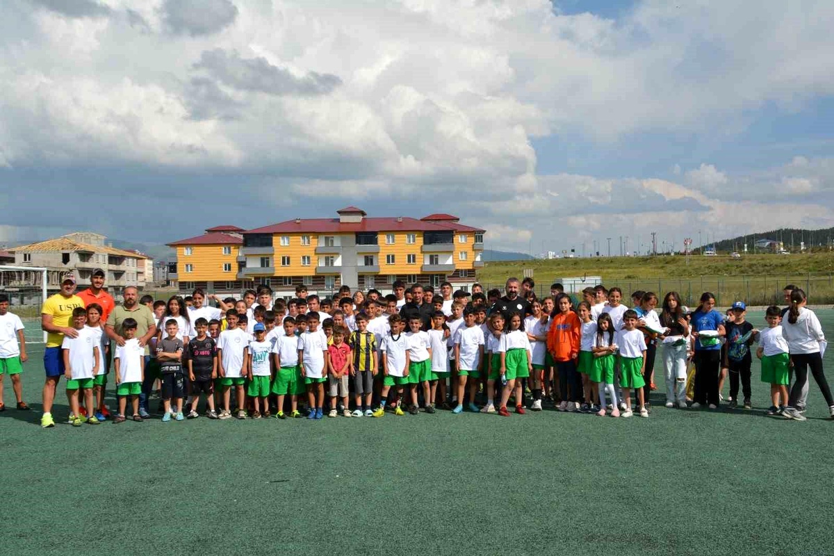 Sarıkamış\'ta Çocuklar Hem Kuran Kursuna Gidiyor Hem de Yaz Spor Okullarına Katılıyor