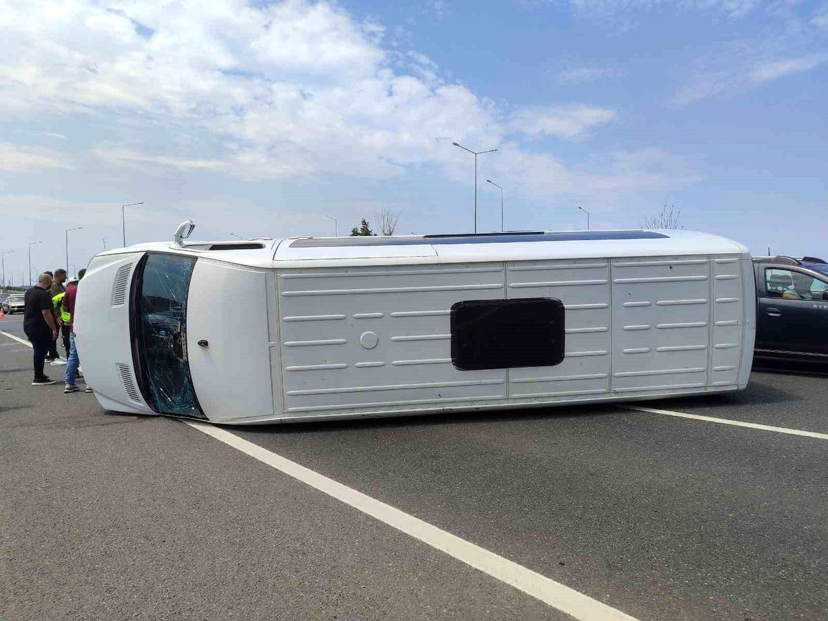 İstanbul Havalimanı Yan Yolunda Servis Minibüsü Kaza Yaptı