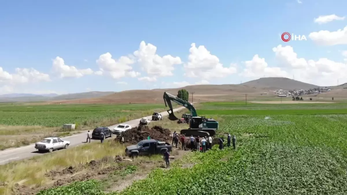 Sulamada kullanılan boru patlayınca tarlasını sulayamayan çiftçiler tepki gösterdi