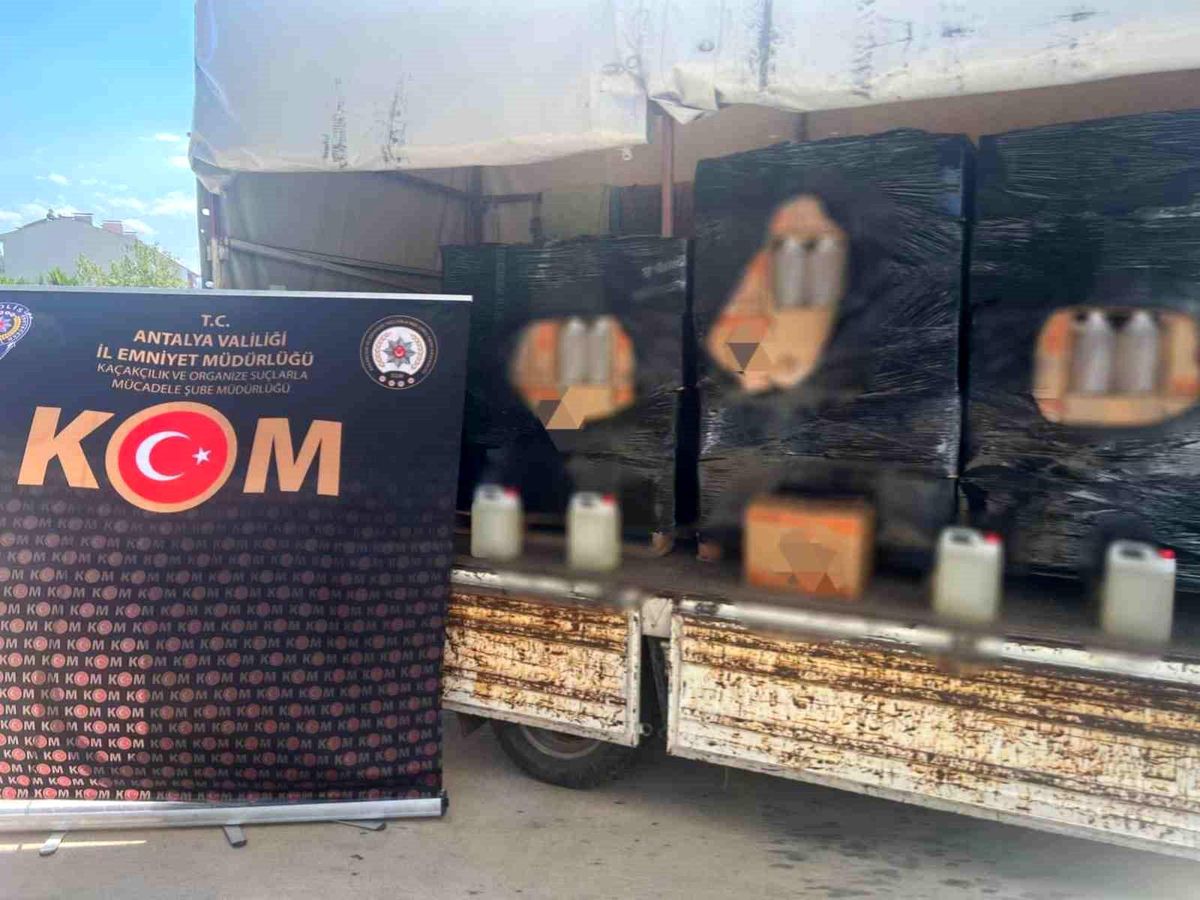 Antalya\'da Kaçakçılık Operasyonu: 2 Bin 840 Litre Sahte Alkol ve Kaçak Sigara Ele Geçirildi