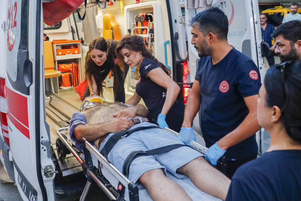 Antalya\'da taksiciler arasında çıkan kavgada 3 kişi yaralandı