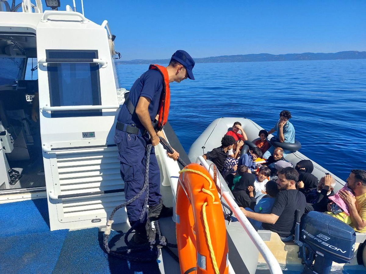 Ayvalık açıklarında sürüklenen lastik botta 18 düzensiz göçmen kurtarıldı