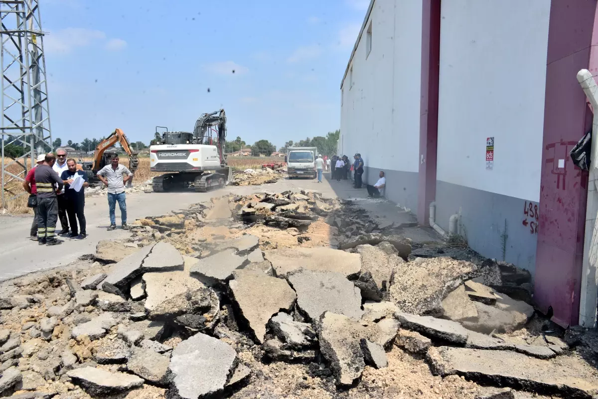 Adana\'da İş Merkezinin Yolu Parçalandı, Esnaf Çözüm Bekliyor