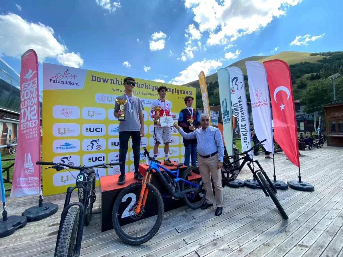 Erzurum\'da düzenlenen Downhill Türkiye Şampiyonası\'nda şampiyon sporcular madalyalarını aldı