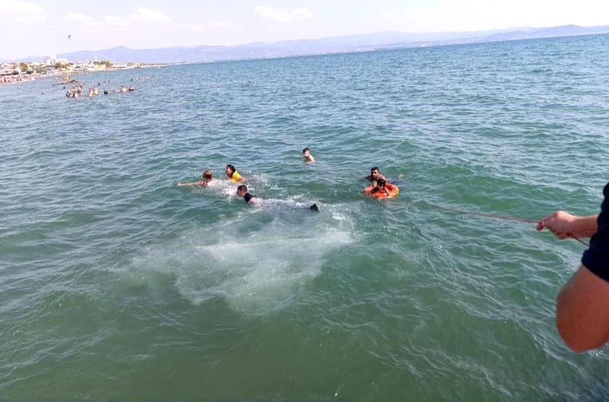 Edremit Sahilinde Boğulma Tehlikesi Geçiren Çocuk Kurtarıldı