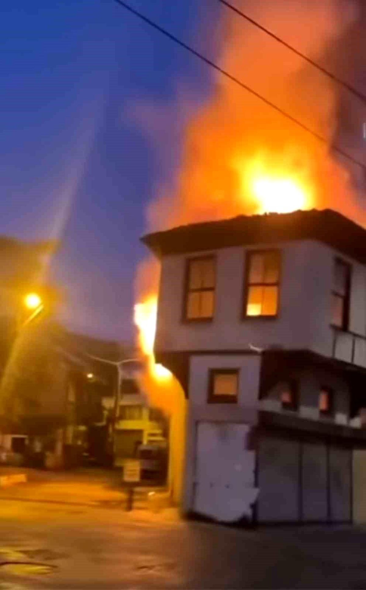 Bursa\'da metruk binada çıkan yangın söndürüldü