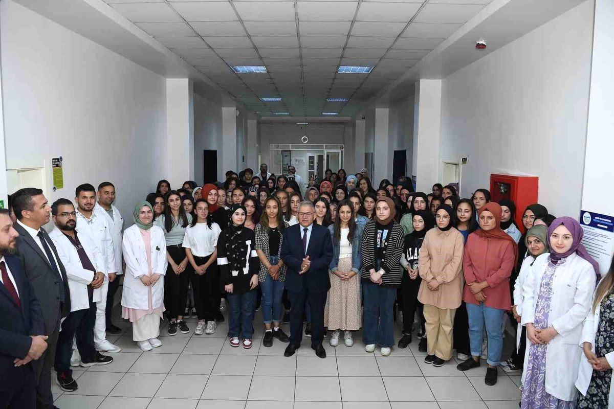 Kayseri Büyükşehir Belediyesi İhtiyaç Sahibi Öğrencilere Kırtasiye Yardımına Devam Ediyor