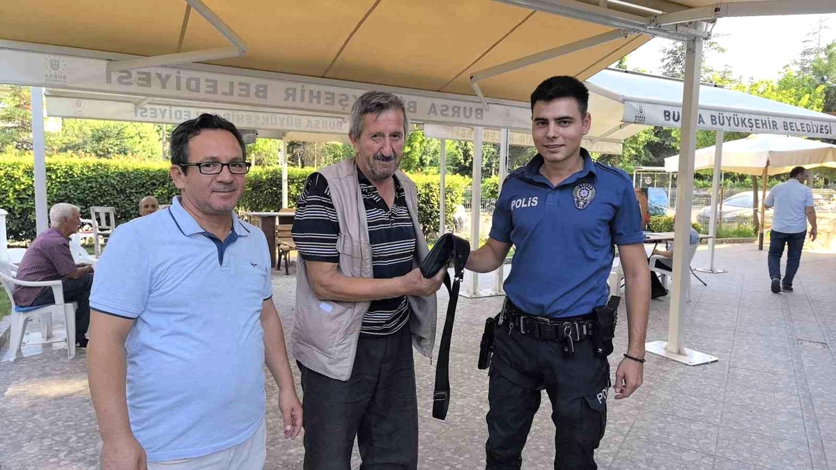 İnegöl\'de Camide Bulunan Çanta Polise Teslim Edildi