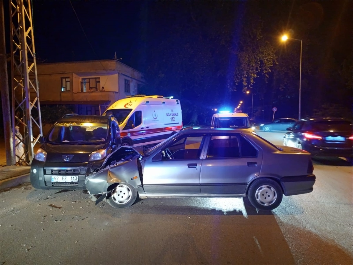Samsun\'da hafif ticari araç ile otomobil çarpıştı, 1 kişi yaralandı