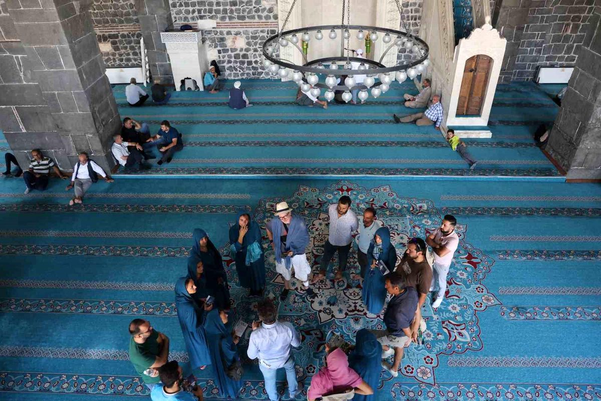 Diyarbakır Ulu Cami\'de 5 Yılda 14 Kişi Müslüman Oldu