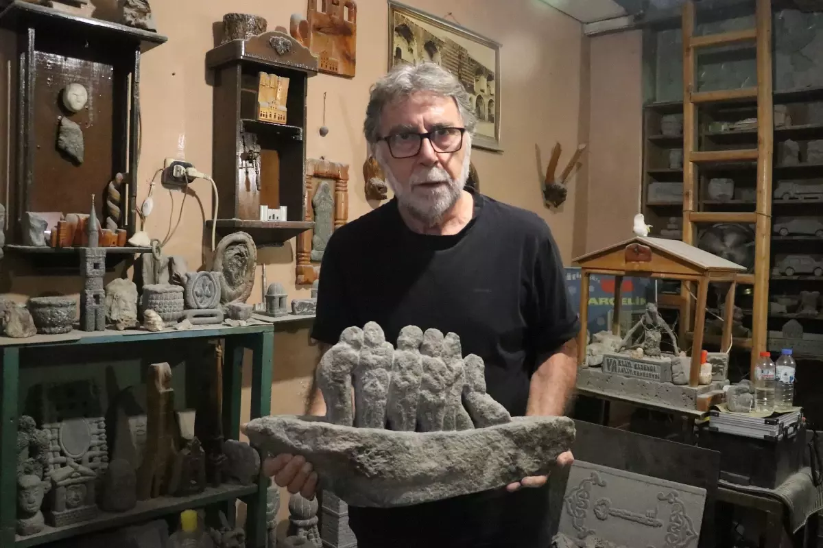 Emekli Fransızca öğretmeni taş işlemeciliğiyle eserler üretiyor