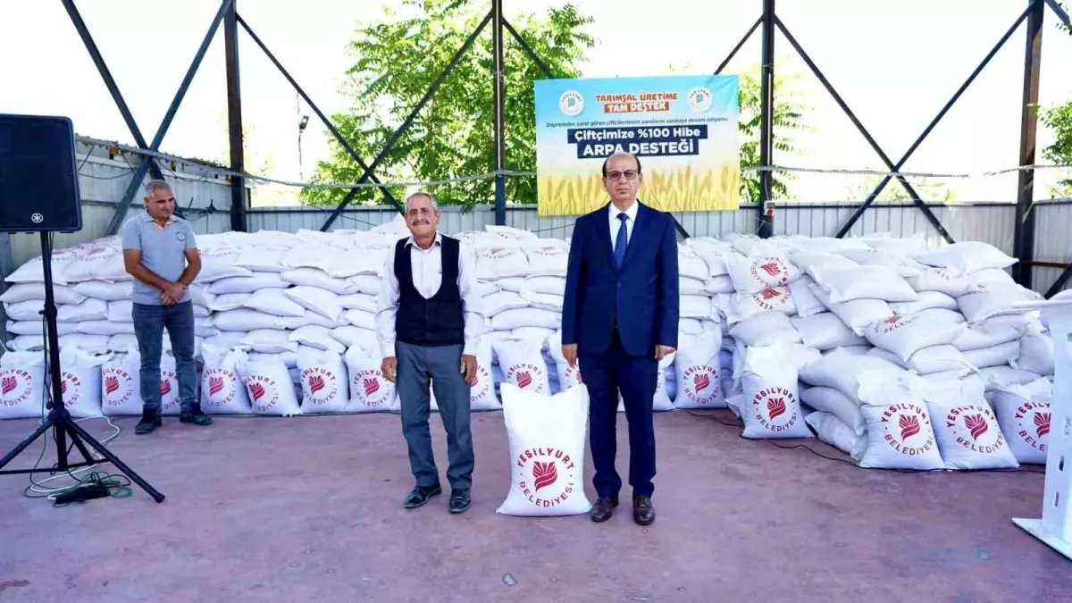 Yeşilyurt Belediyesi, Depremde Zarar Gören Çiftçilere 35 Ton Arpa Dağıttı