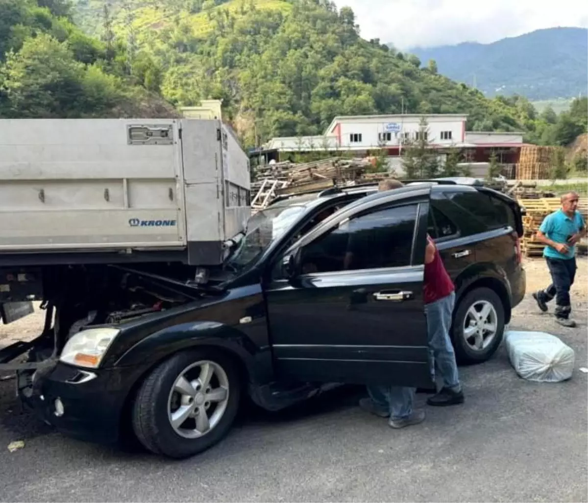 Giresun\'da park halindeki tıra çarpan otomobilde 4 kişi yaralandı