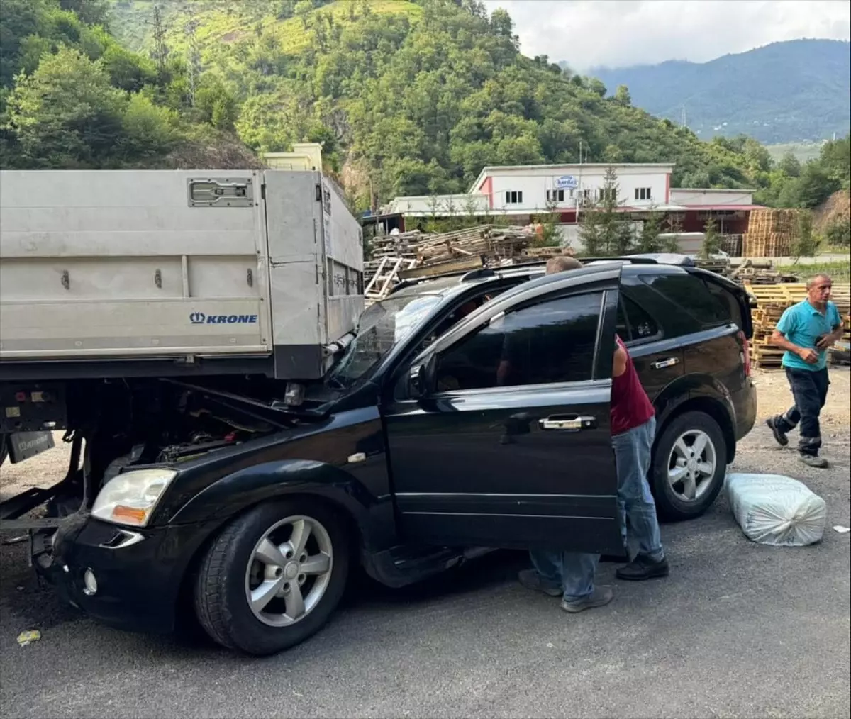 Giresun\'da park halindeki tıra çarpan otomobilde 3 kişi yaralandı