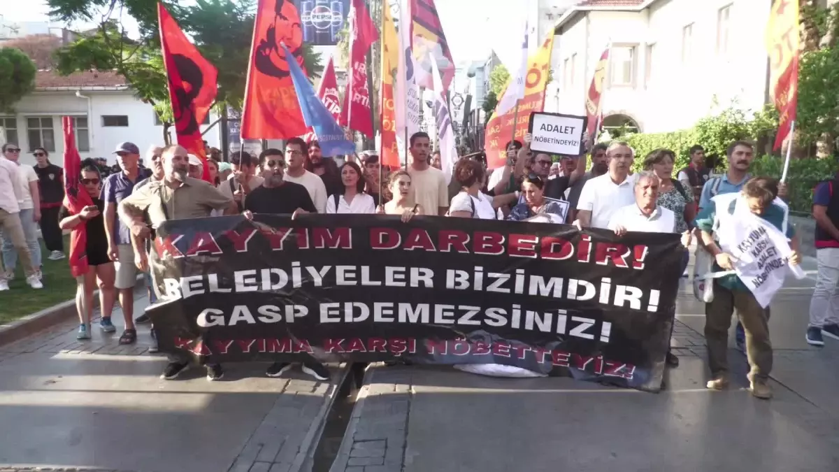 İzmir\'de Hakkari Belediyesine kayyum atanması protesto edildi