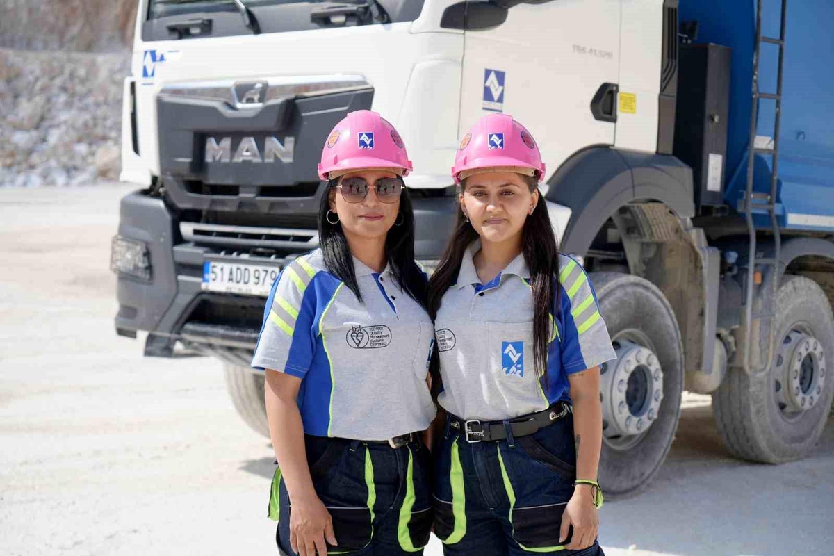 Niğde\'de İşlerini Bırakıp Kamyon Şoförlüğü Yapan Kadınlar