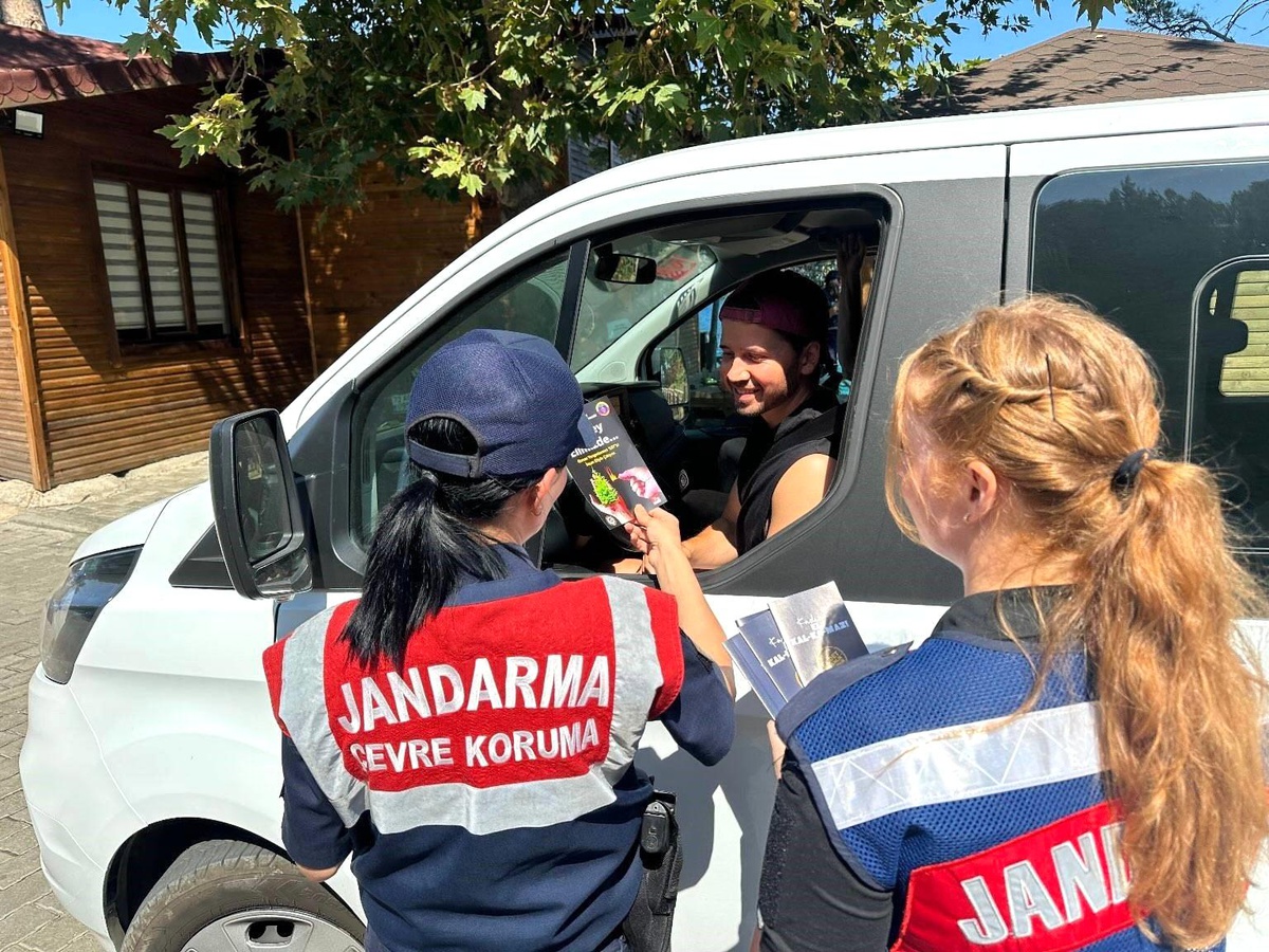 Kuşadası\'nda Jandarma Vatandaşları Ormanlık Alanlarda Bilgilendirdi