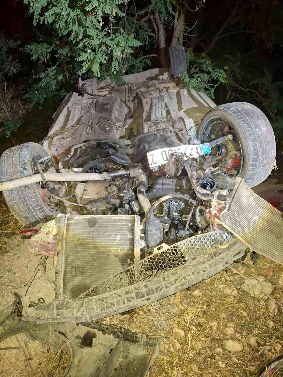 Karaman\'da Kontrolden Çıkan Otomobilin Takla Atması Sonucu 2 Kişi Yaralandı