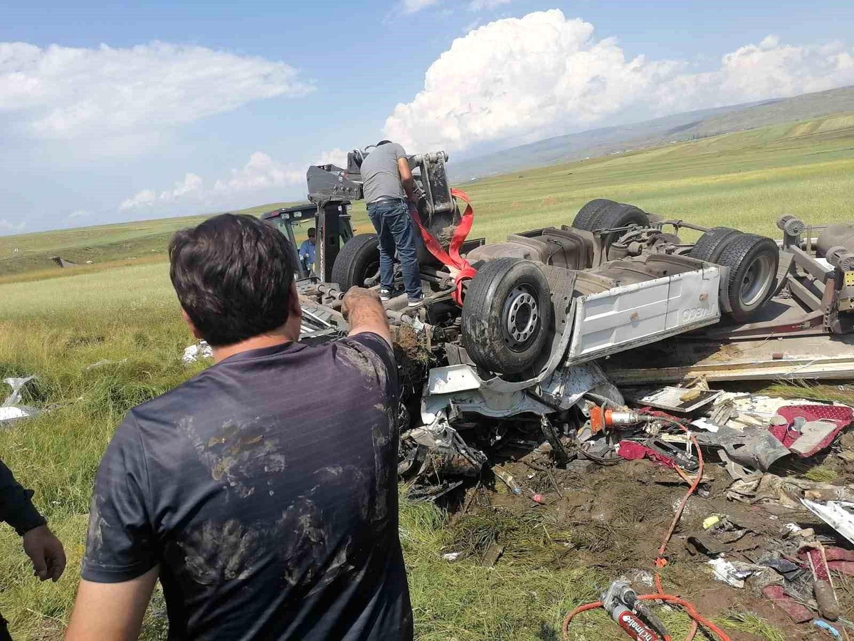 Kars\'ta tır şarampole devrildi, sürücü kurtarıldı