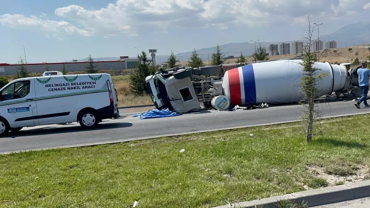 KAYSERİ\'de Beton Mikseri Devrildi: Sürücü Hayatını Kaybetti