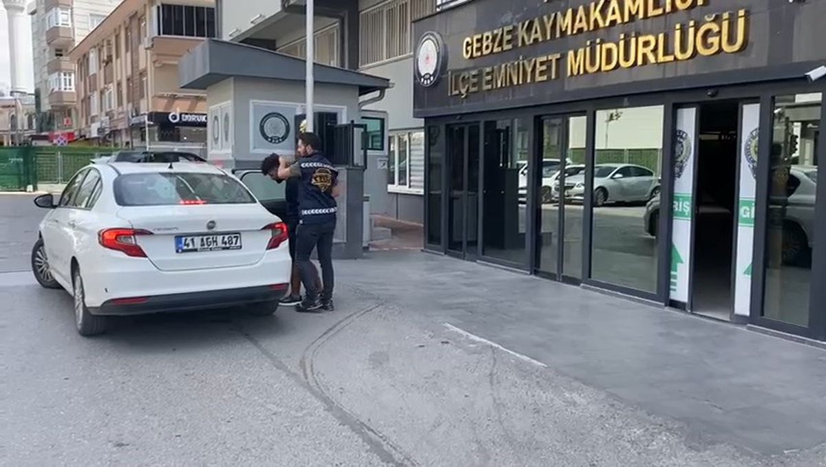Gebze\'de Polis Olarak Tanıtıp Dolandırıcılık Yapan Şüpheli Yakalandı