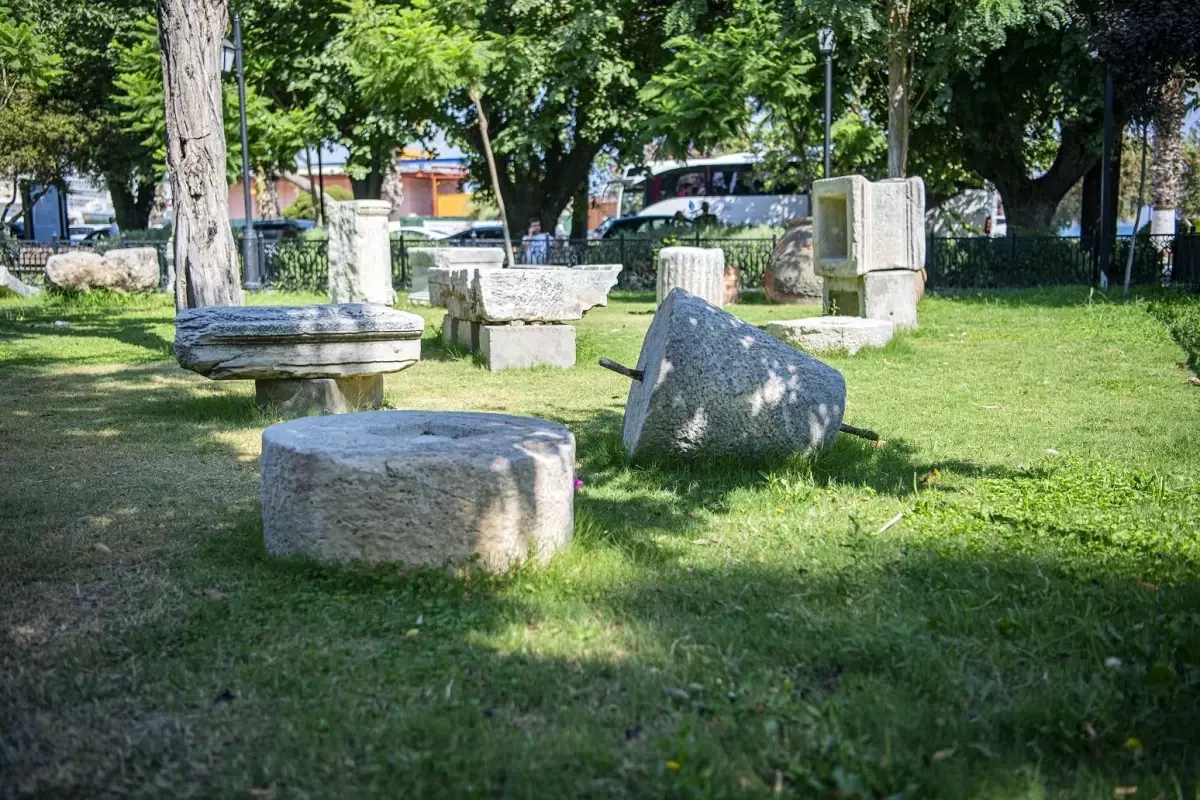 Kuşadası\'nda Arkeo Park\'ta Tarihi Eserlere Vandalizm