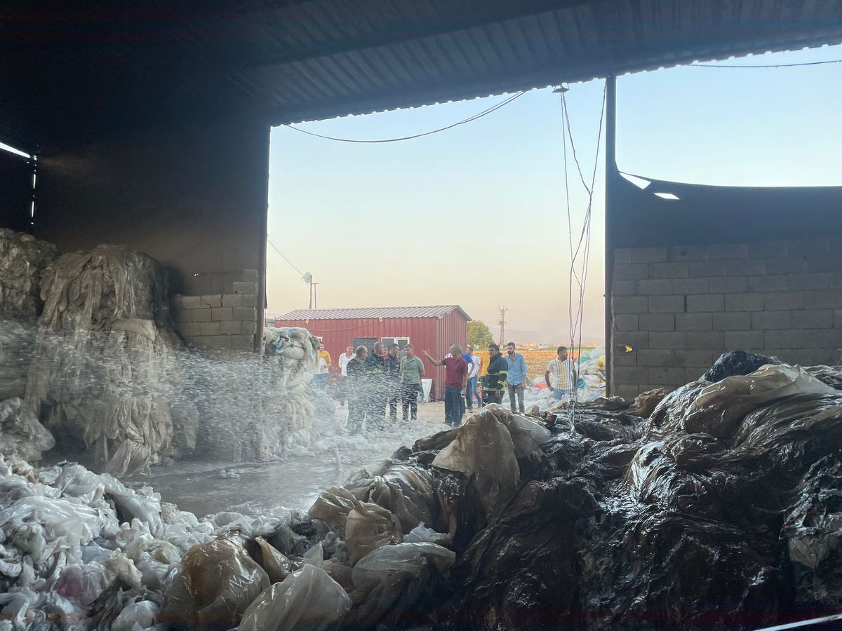 Mardin\'de Geri Dönüşüm Fabrikasında Yangın Çıktı