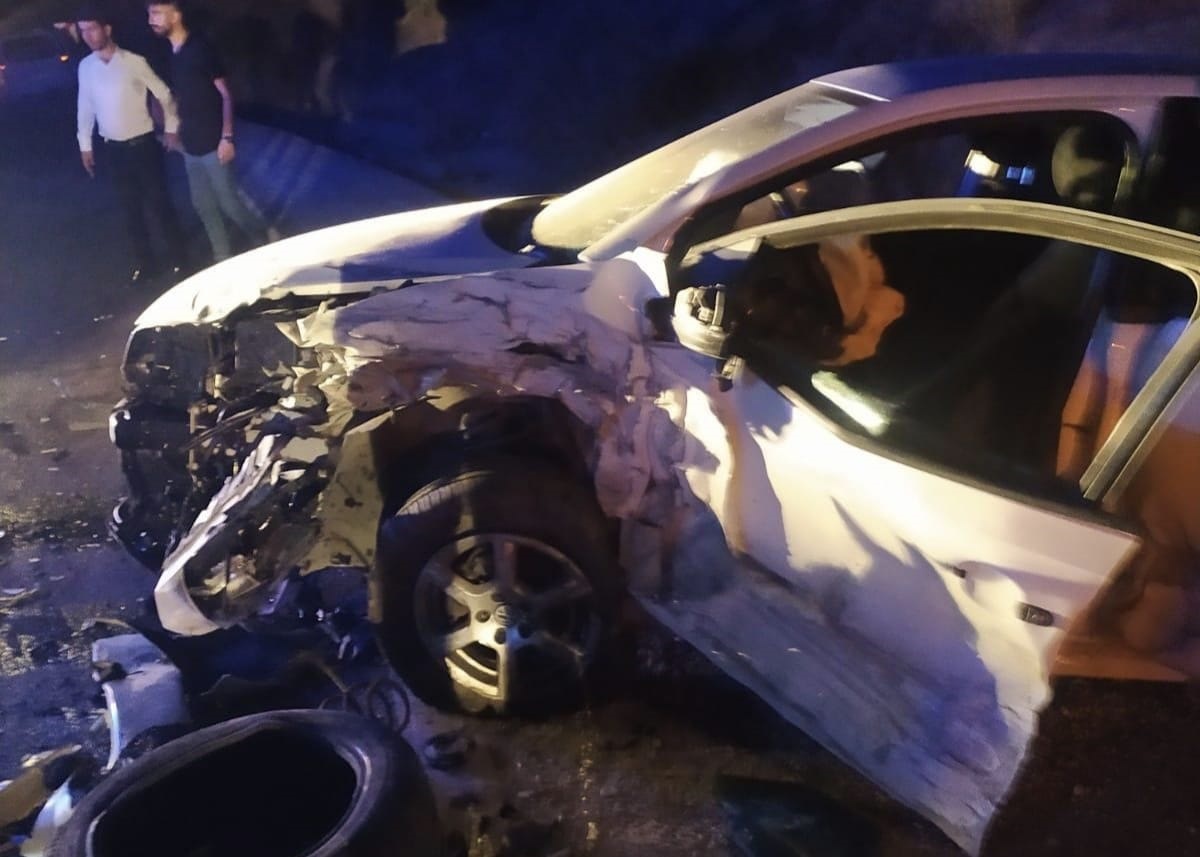 Mardin\'de kafa kafaya çarpışan otomobillerde 6 kişi yaralandı