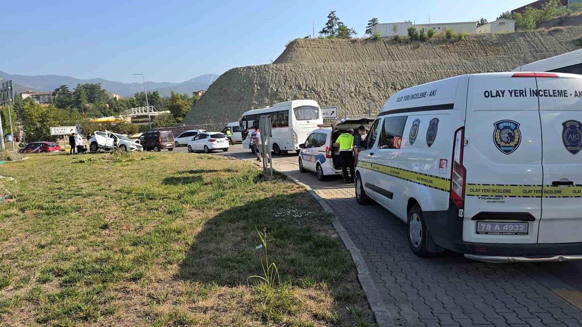 Karabük\'te Plakasız Otomobil Kaçarken Kaza Yaptı, Uyuşturucu Ele Geçirildi