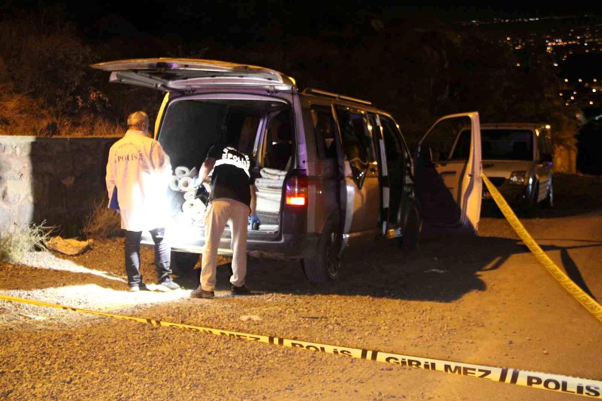 Kayseri\'de çıkan kavgada minibüs kurşunlandı, 2 kişi yaralandı