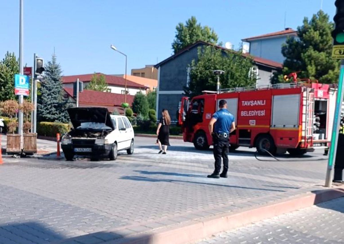 Tavşanlı\'da Hareket Halindeki Otomobil Yandı