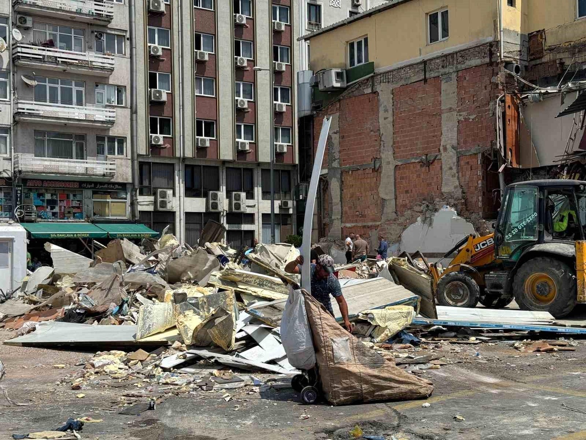 İstanbul Fatih\'teki Uluslararası Emniyet Otogarı\'ndaki Yapılar Yıkıldı