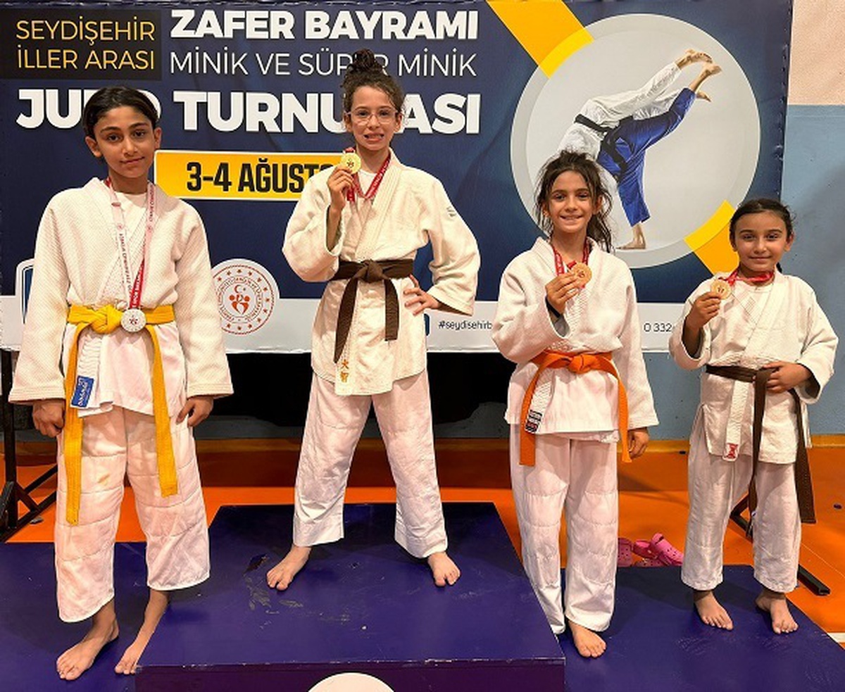 Ümraniye Belediyesi Spor Kulübü Judo Takımı Zafer Bayramı Judo Turnuvası\'nda Şampiyon Oldu