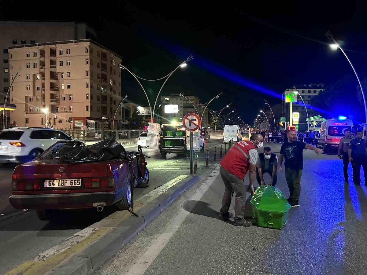 Uşak\'ta Otomobil Tırın Dorsesine Çarptı: 1 Ölü, 1 Yaralı