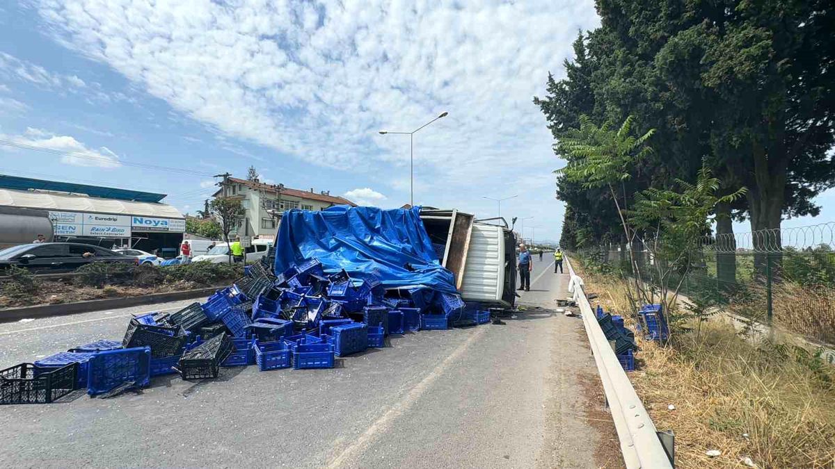 Yalova-İzmit kara yolunda tırla çarpışan kamyonet devrildi, 2 kişi yaralandı
