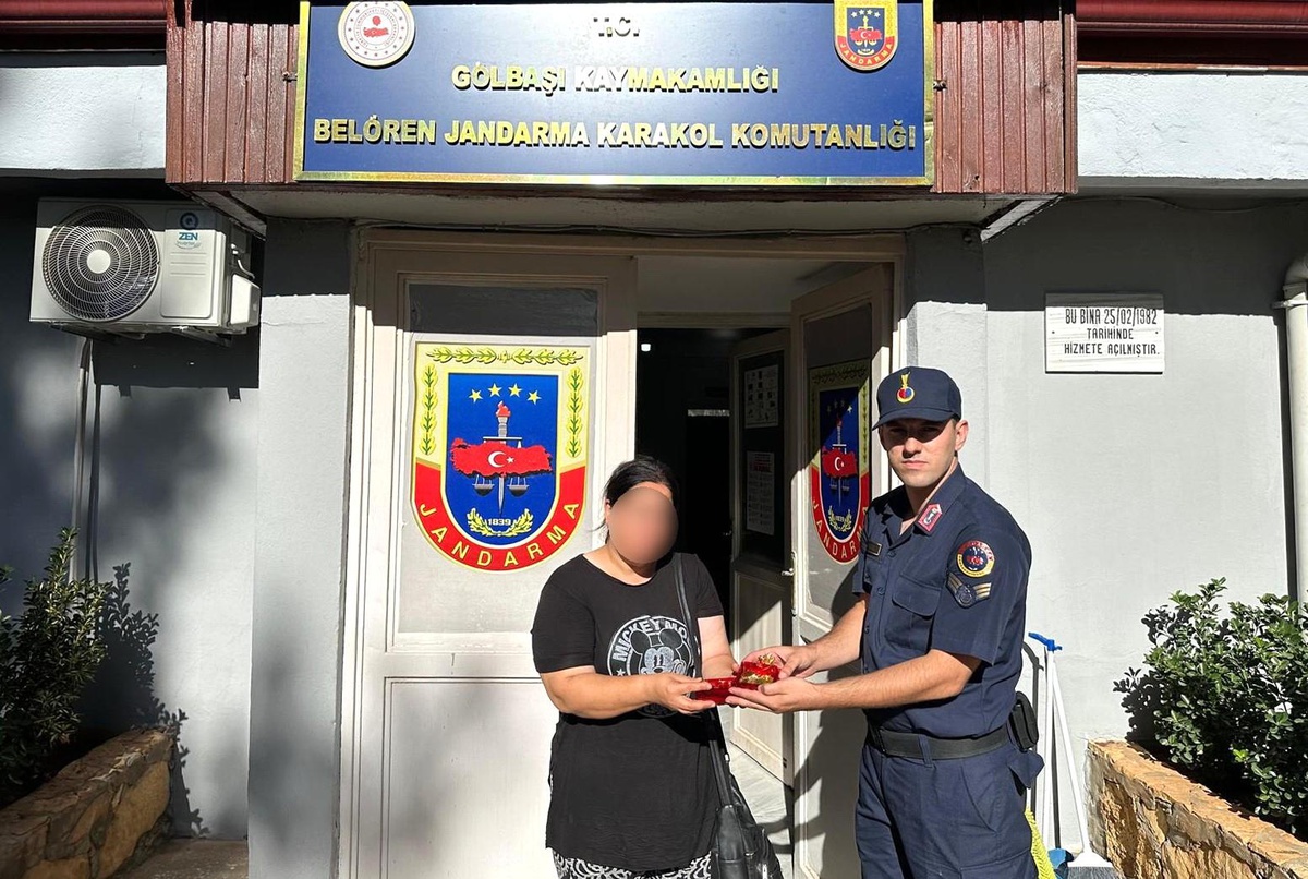 Adıyaman\'da 400 Bin TL Değerinde Ziynet Eşyası Bulunan Çanta Sahibine Teslim Edildi