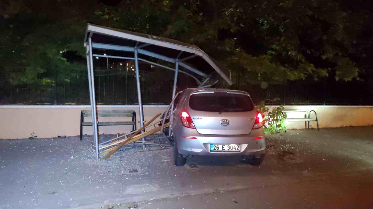 Eskişehir\'de Alkollü Sürücü Otobüs Durağına Daldı