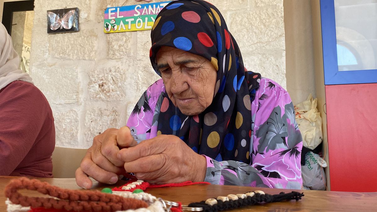 74 yaşındaki kadın el sanatları kursunda öğrendi