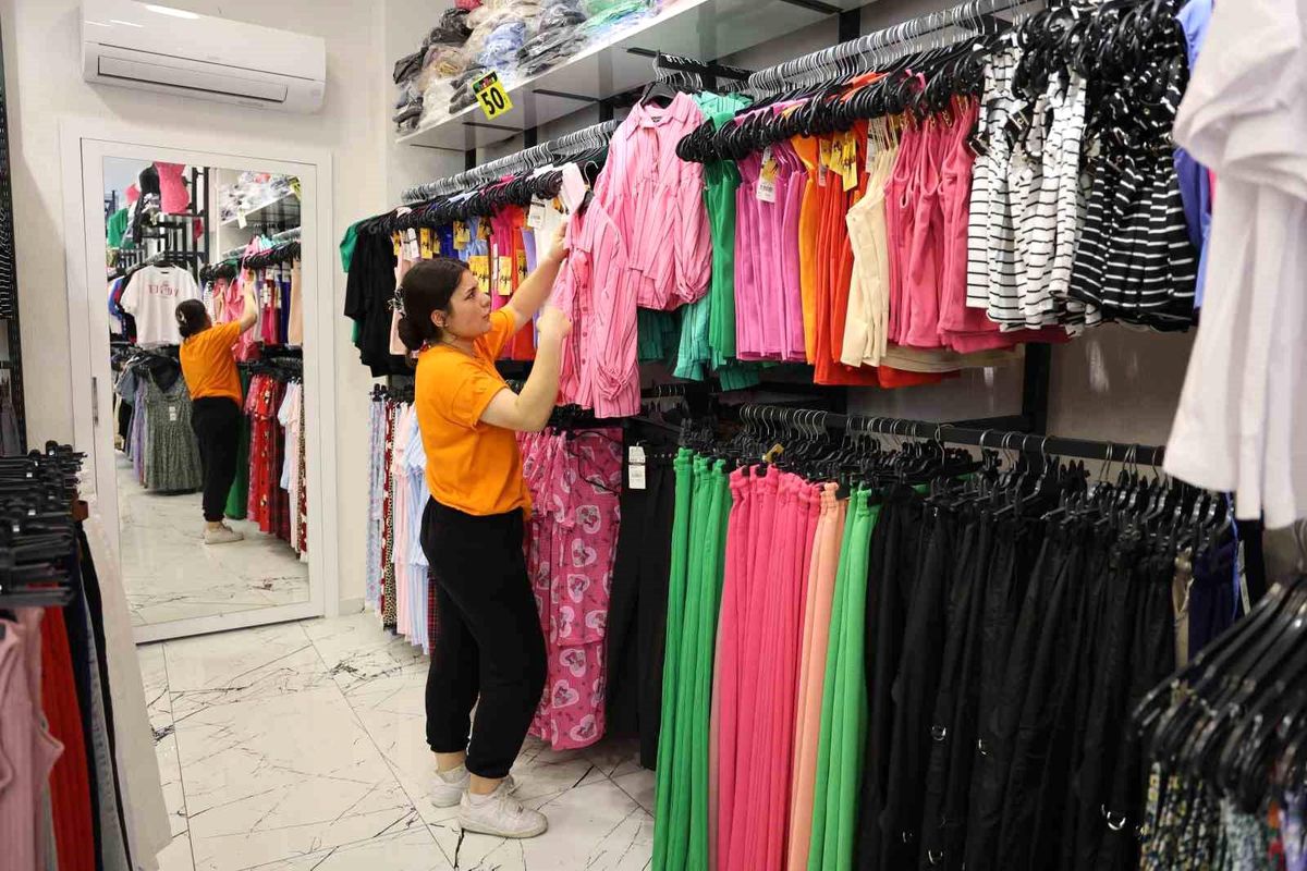 Adana\'da Kadınlar Renkli Kıyafetleri Tercih Ediyor