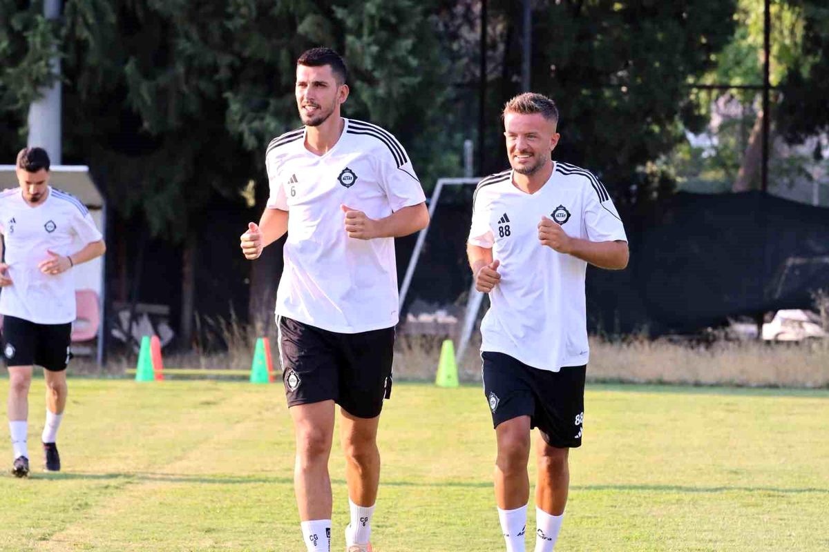 Altay\'ın kadrosunda yaşça büyük oyuncular bulunuyor