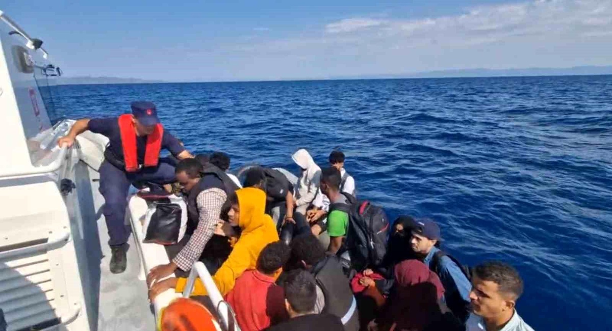 Çanakkale\'de 20 kaçak göçmen kurtarıldı, 7 kişi yakalandı