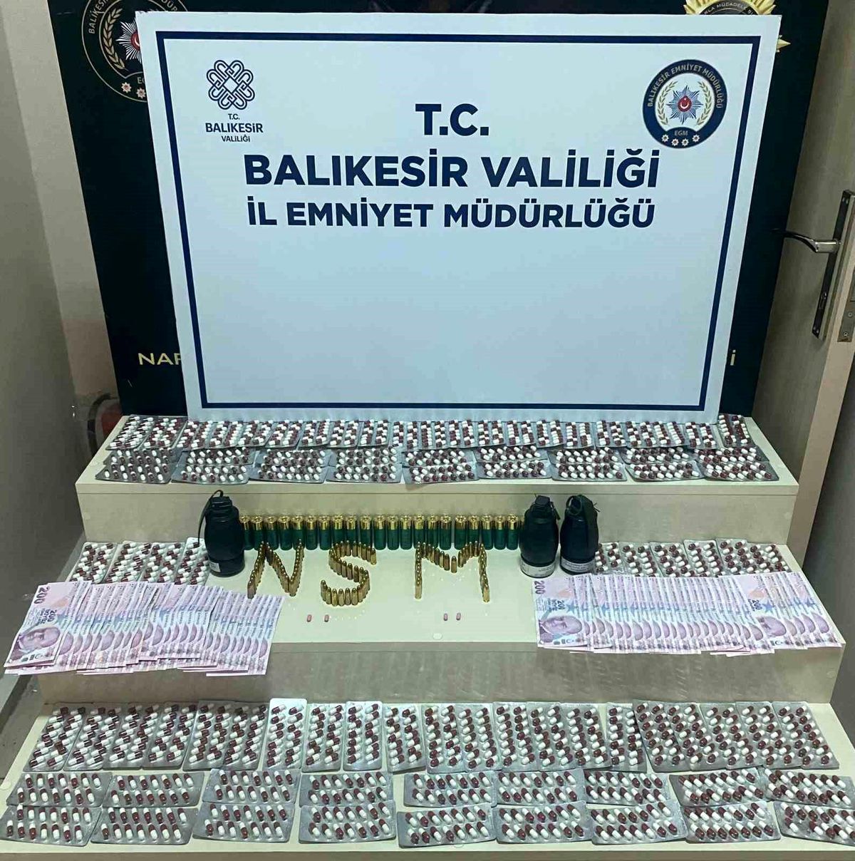 Bandırma\'da Uyuşturucu Operasyonu: 2 Gözaltı, Çok Sayıda Suç Madde Ele Geçirildi