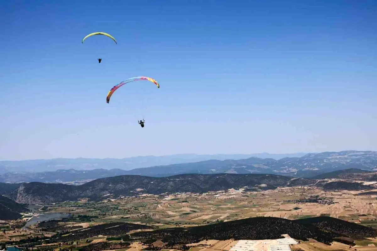 Bilecik\'te Yamaç Paraşütü Festivali Öncesi İlk Tandem Uçuşu Gerçekleştirildi