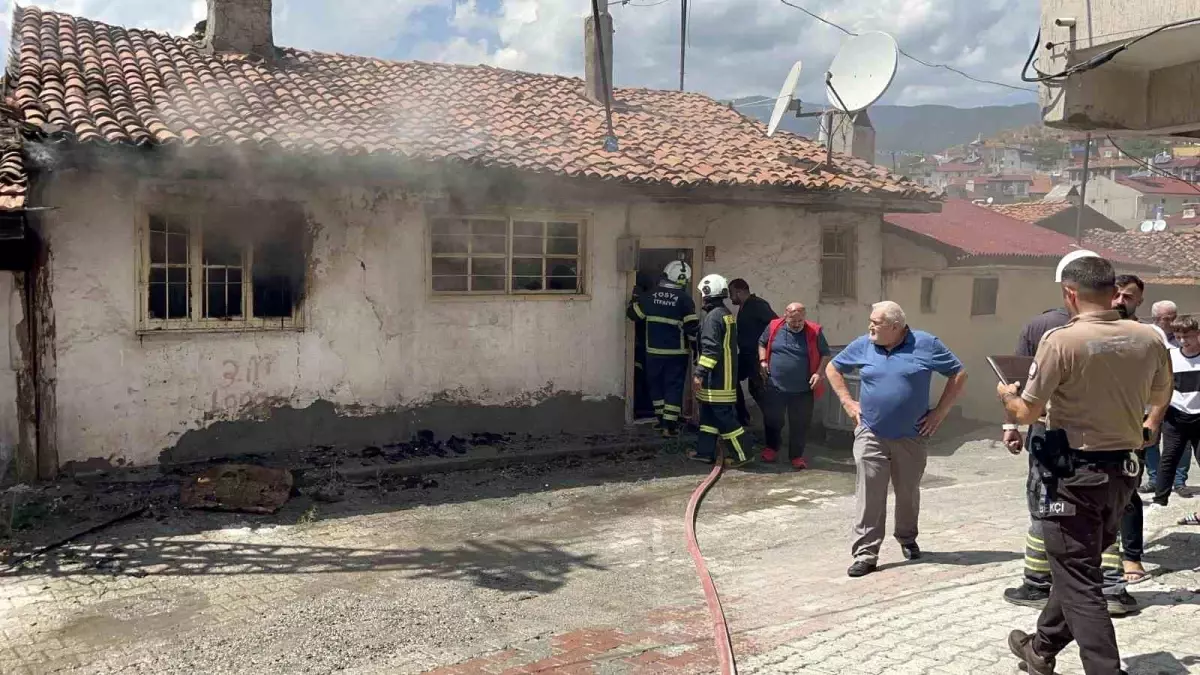 Tosya\'da çıkan ev yangını itfaiye ekipleri tarafından söndürüldü