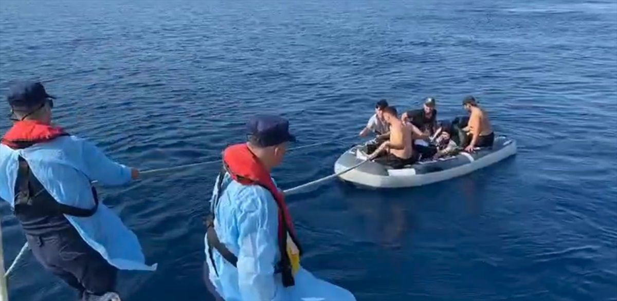 Çanakkale\'de düzensiz göçmen operasyonu: 9 kişi yakalandı, 21 kişi kurtarıldı
